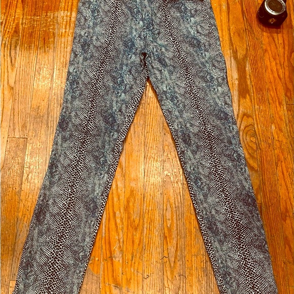 Tory Burch women’s size 27 snake, print jeans, zipper, and button top stretchy - Picture 3 of 12